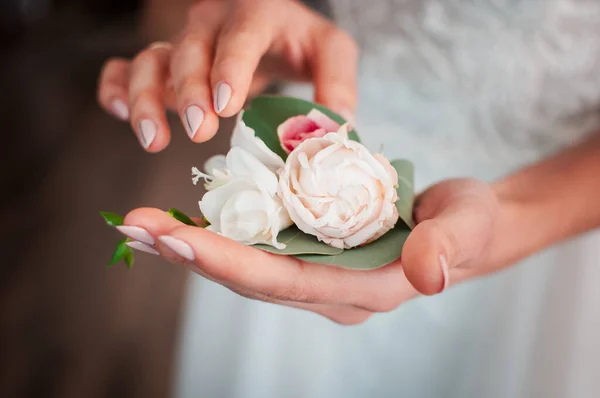 Różowo Biała Róża Rękach Dziewczynek — Zdjęcie stockowe