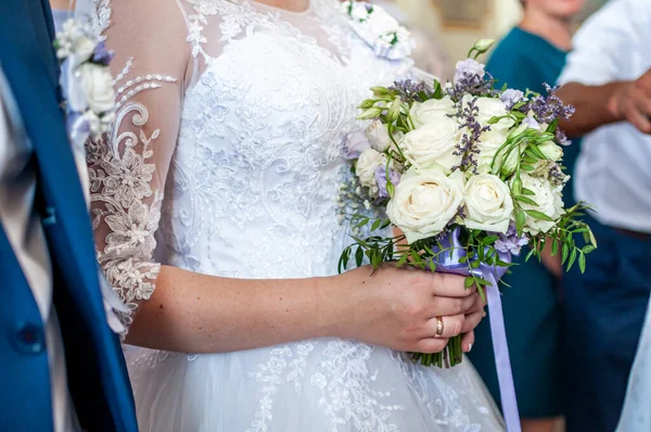 花嫁の手に花の花束 — ストック写真