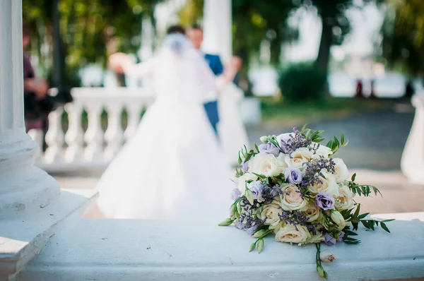 Bräutigam Und Braut Auf Dem Rücken Und Blumenstrauß Auf Dem — Stockfoto