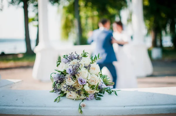 Par Noivo Noiva Foco Nas Costas Buquê Flores Fica Corrimão — Fotografia de Stock