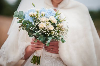 Gelinin elinde bir buket çiçek