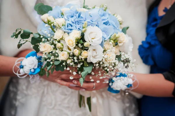 Μπουκέτο Λουλούδια Στο Χέρι Της Νύφης — Φωτογραφία Αρχείου
