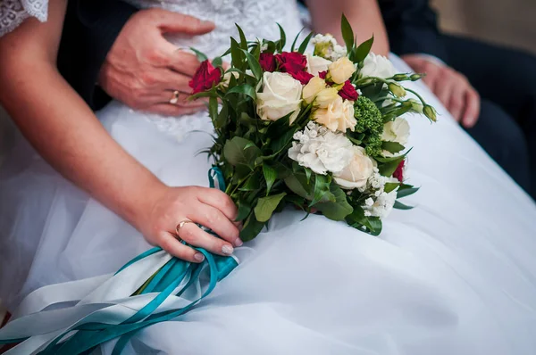 Bouquet Fleurs Dans Main Mariée — Photo