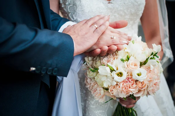 Noivo Noiva Segurando Buquê Casamento Colorido Mão — Fotografia de Stock