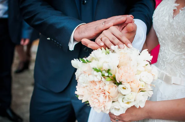 Bruidegom Bruid Houden Kleurrijke Bruiloft Boeket Hand — Stockfoto