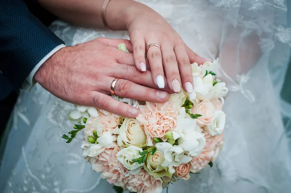 Bruidegom Bruid Hand Hand Kleurrijke Bruiloft Boeket — Stockfoto