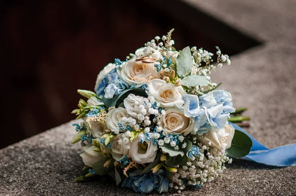 Χρυσά Γαμήλια Δαχτυλίδια Μπουκέτο Λουλούδια — Φωτογραφία Αρχείου