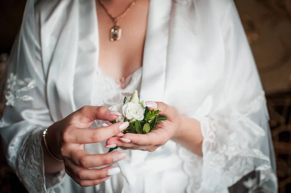 Gelinin Elinde Küçük Bir Buket Çiçek — Stok fotoğraf