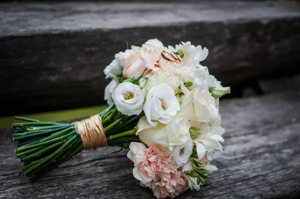 Anéis Casamento Ouro Buquê Flores — Fotografia de Stock