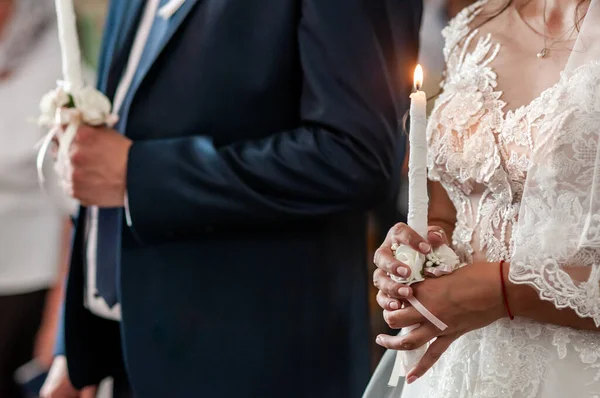 촛불이 신랑과 신부요 교회에서의 결혼식 — 스톡 사진