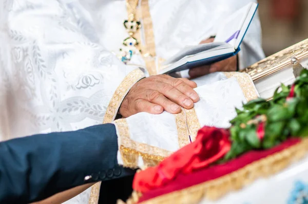 Γαμπρός Και Νύφη Κρατώντας Χέρι Στη Βίβλο — Φωτογραφία Αρχείου