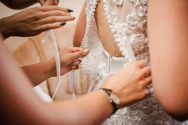 Подружки Невесты Помогают Невесте Носить Свадебное Платье — стоковое фото