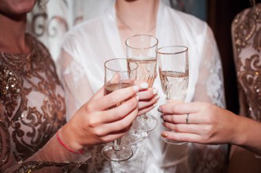 Şampanya kadehleriyle şakırdayan kızlar.