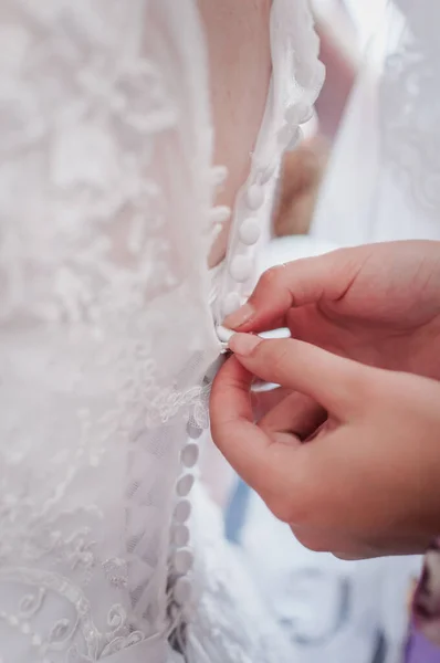 Koszorúslányok Segítik Menyasszony Viselni Esküvői Ruha — Stock Fotó