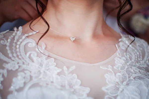 Невеста Надевает Ожерелье Шею — стоковое фото