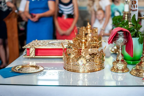 Pair Golden Crowns Table Church — Stock Photo, Image