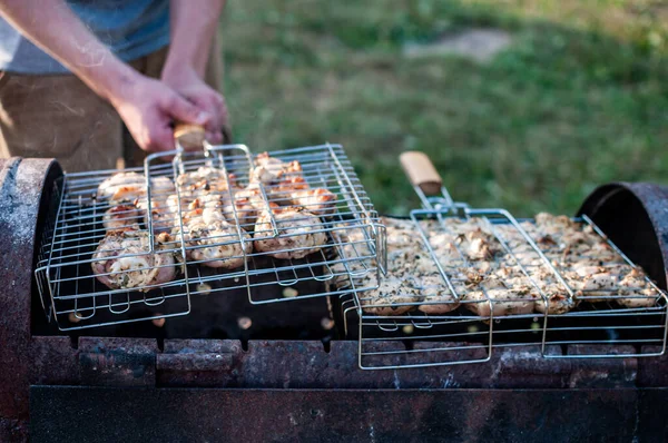 Rauw Vlees Koken Een Rooster Barbecue — Stockfoto