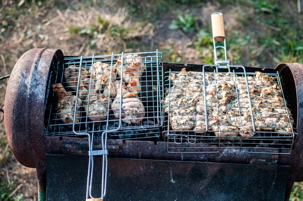 Gotowanie surowego mięsa w sieci na grillu — Zdjęcie stockowe