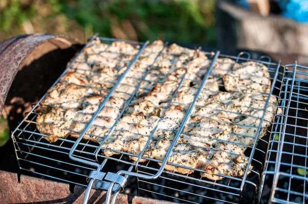 Gotowanie surowego mięsa w sieci na grillu — Zdjęcie stockowe
