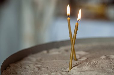 Kilise kumdaki mumları yaktı.