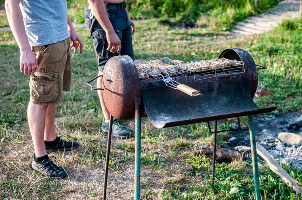 バーベキューグリルのグリッドで生肉を調理する — ストック写真