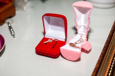 Hıristiyan haçı kırmızı kutuda