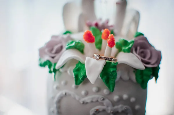 ケーキの上に宝石とゴールドの結婚指輪 — ストック写真