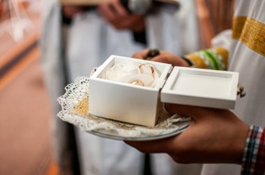 Beyaz kutuda altın alyanslar.