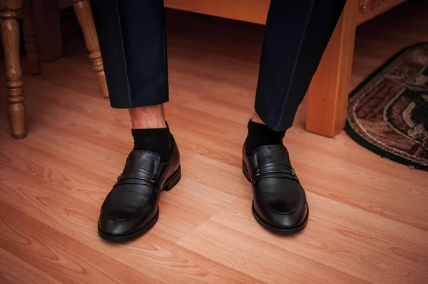Zwarte Schoenen Voeten Van Een Blanke Man — Stockfoto