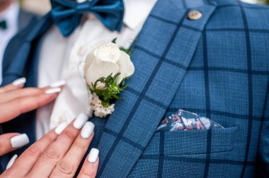 Damat ceketine bonbonniere giymiş gelin.