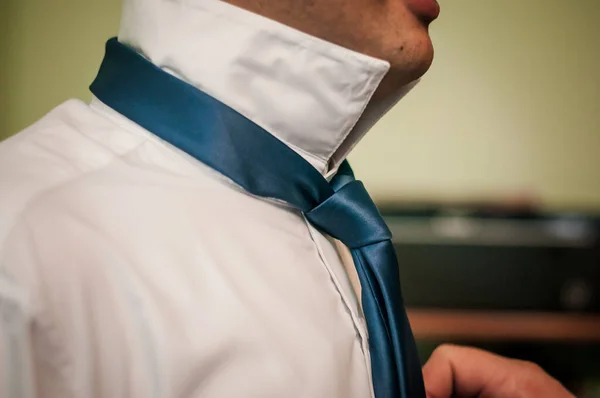Άνθρωπος Φοράει Γραβάτα Στο Λαιμό — Φωτογραφία Αρχείου