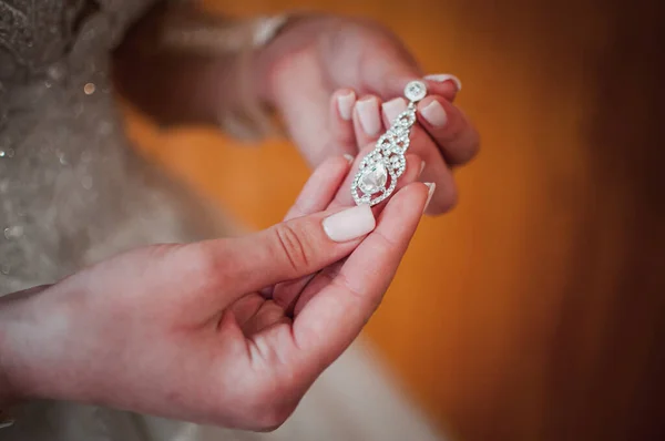 Серьги Белым Жемчугом Руке Невесты — стоковое фото