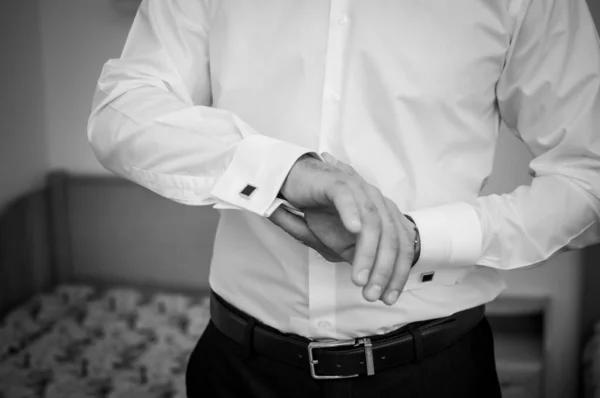 Hombre Sujetando Gemelo Camisa — Foto de Stock