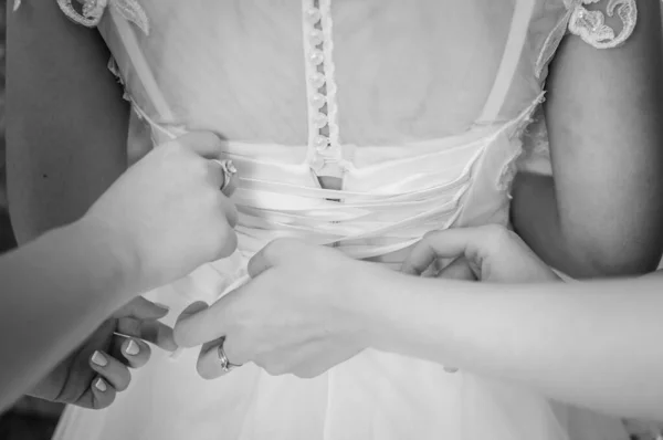 Подружки Невесты Помогают Невесте Носить Свадебное Платье — стоковое фото