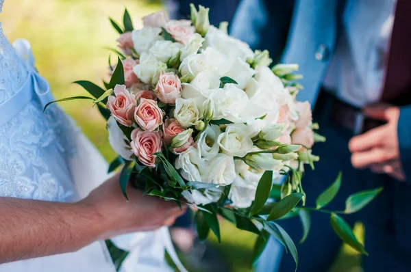 Buquê Branco Rosas Mão Noiva — Fotografia de Stock