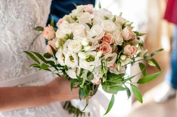 Белый Букет Роз Руке Невесты — стоковое фото