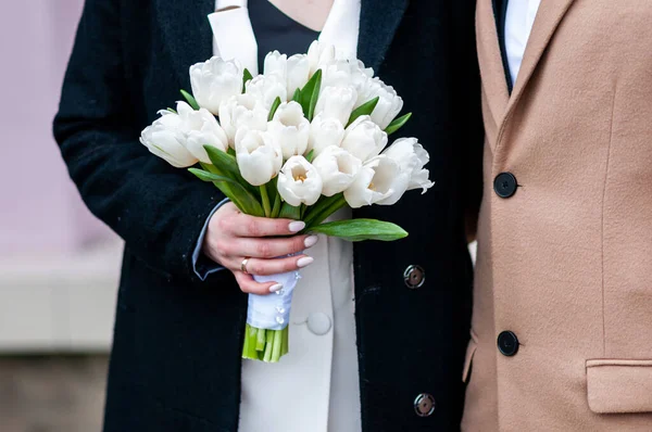 Белый Свадебный Букет Руках Невесты — стоковое фото