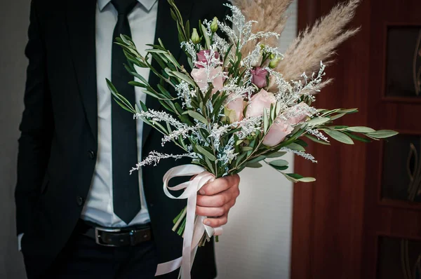 Bouquet Roses White Feather Grooms Hand — Stock Photo, Image