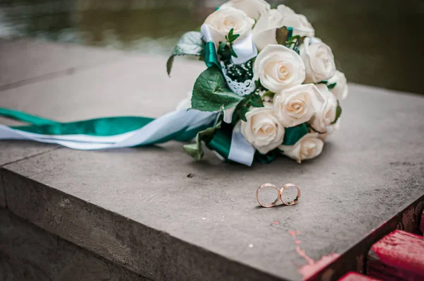 Biały Bukiet Róż Pary Obrączek Ślubnych — Zdjęcie stockowe