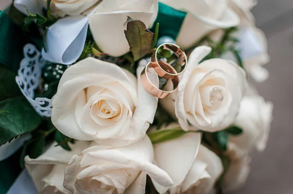 Biały Bukiet Róż Obrączki Ślubne Nim — Zdjęcie stockowe