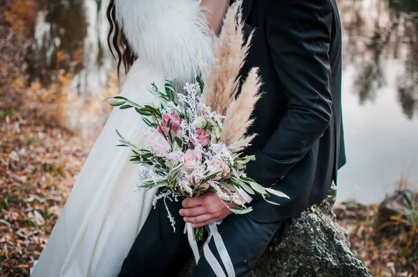 Bräutigam Und Braut Bräutigam Und Braut Rosenstrauß Und Weiße Feder — Stockfoto