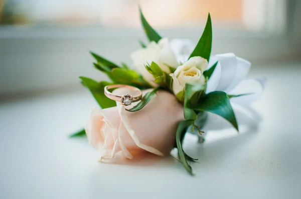 Białe Różowe Róże Boutonniere Złoty Pierścień Klejnotem Białym Tle — Zdjęcie stockowe