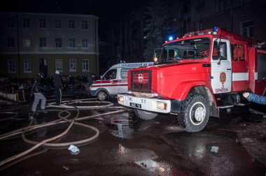 Ternopil, Ukrayna - 18.02.2014 - İtfaiye Merkezi Polis Departmanı yakınlarındaki itfaiyeciler