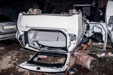 Ternopil, Ukrayna - 18.02.2014 - Yanan polis merkezinin yakınındaki ters çevrilmiş ve hasarlı araba