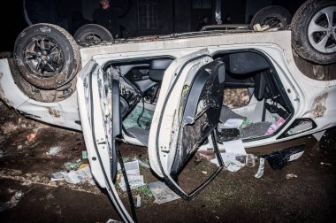 Ternopil, Ukrayna - 18.02.2014 - Yanan polis merkezinin yakınındaki ters çevrilmiş ve hasarlı araba