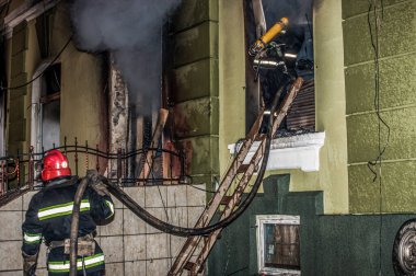 Ternopil, Ukrayna - 18.02.2014 - İtfaiye Merkezi Polis Departmanı yakınlarındaki itfaiyeciler