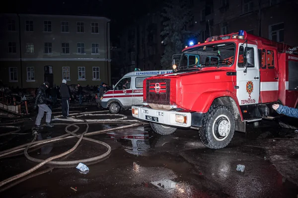 Ternopil, Ukrayna - 18.02.2014 - İtfaiye Merkezi Polis Departmanı yakınlarındaki itfaiyeciler