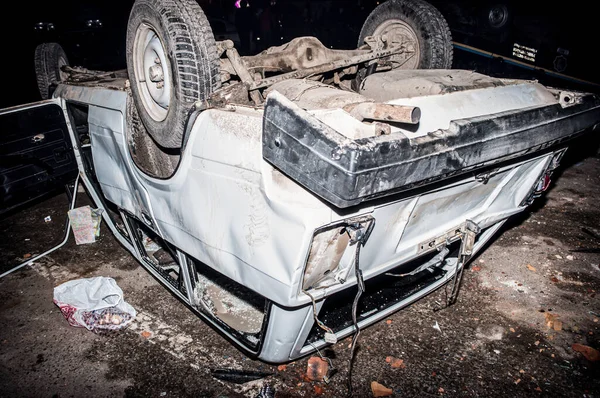 Ternopil Ucrânia 2014 Carro Invertido Danificado Perto Departamento Polícia Chamas — Fotografia de Stock
