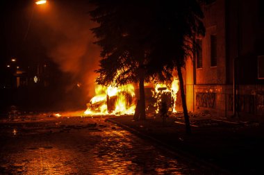 Ternopil, Ukrayna - 18.02.2014 - Geceleri polis arabalarını yakmak