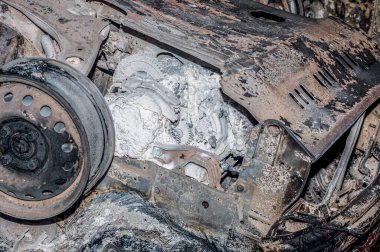 Ternopil, Ukrayna - 18.02.2014 - Yanan polis karakolu yakınında devrilmiş ve yanmış bir araba